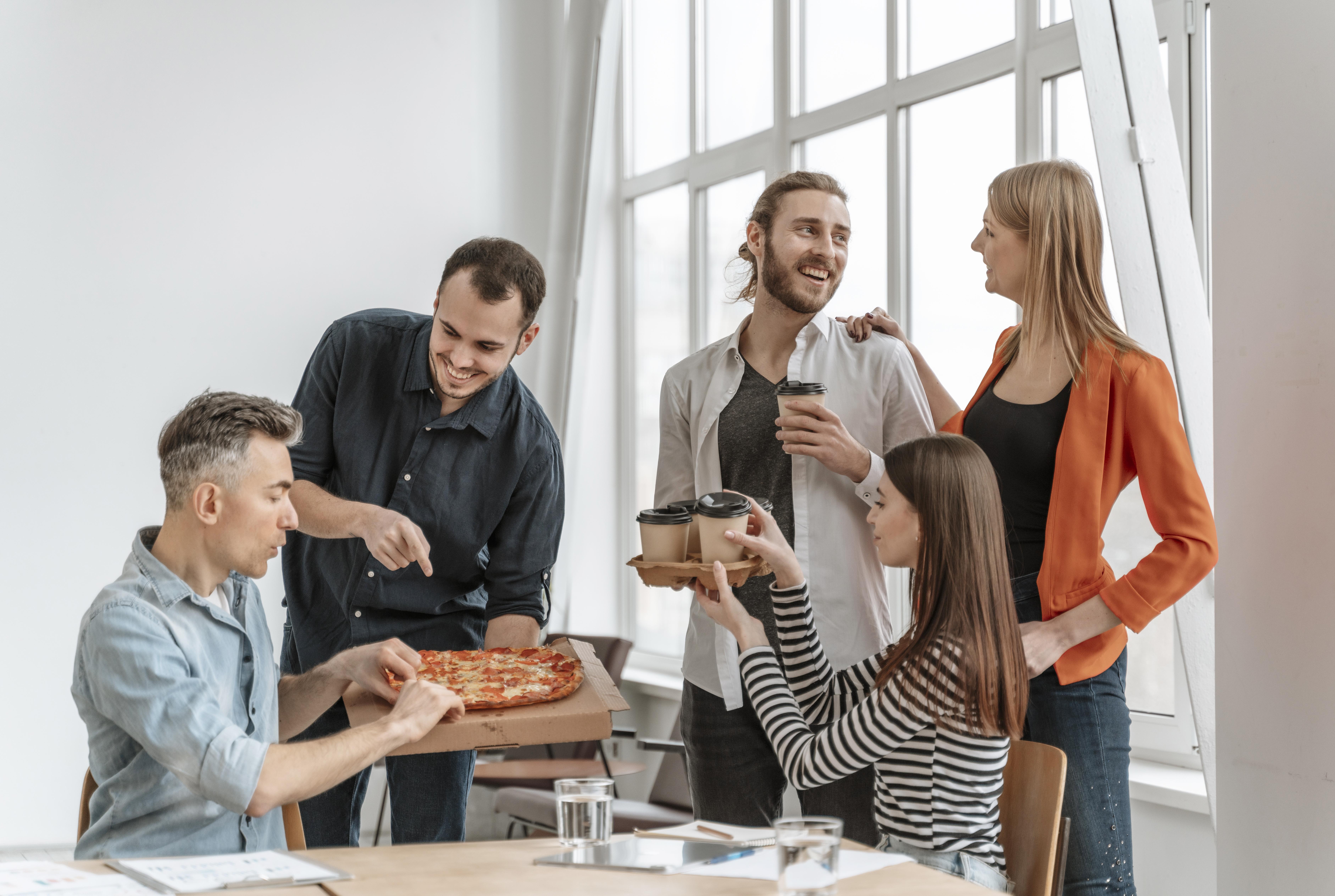 businesspeople-lunch-break-eating-pizza